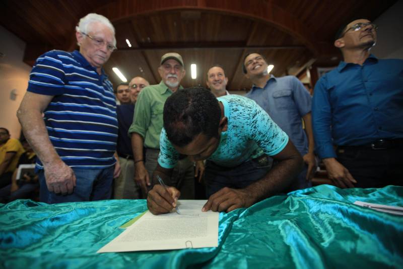 O produtor rural Nilson Corrêa da Silva, 23 anos, mora na comunidade Santo Ezequiel Moreno e produz alimentos em 700 hectares de terra na agrovila Acutipereira, no município de Portel, no arquipélago do Marajó. Mesmo morando e produzindo alimentos na comunidade, ele não possuía título de propriedade de terra. Para beneficiar produtores como Nilson, o governador Simão Jatene entregou, na manhã desta sexta-feira (23), títulos coletivos que beneficiaram mais de mil famílias. Os títulos também beneficiaram comunidades remanescentes de quilombos e povos tradicionais do município marajoara. O Pará foi o Estado que mais titulou áreas em prol dos remanescentes de quilombos no Brasil. Das 170 comunidades tituladas no país, 62 estão no Pará, sendo que destas 53 foram tituladas pelo Instituto de Terras do Pará (Iterpa).

FOTO: MÁCIO FERREIRA / AG. PARÁ
DATA: 23.03.2018
PORTEL - PARÁ <div class='credito_fotos'>Foto: MÁCIO FERREIRA/ AG. PARÁ   |   <a href='/midias/2018/originais/dab795ee-13e6-4074-ab73-fbec307a63fc.jpg' download><i class='fa-solid fa-download'></i> Download</a></div>