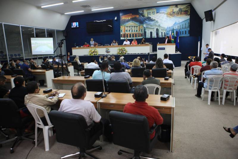 A obra de saneamento integrado que está sendo executada pelo Governo do Estado na Bacia do Tucunduba, em Belém, foi o tema de Audiência Pública (foto) realizada na manhã desta sexta-feira (15), na Câmara Municipal de Belém. Considerada a segunda maior bacia hidrográfica da capital, o Tucunduba atravessa quatro bairros: Guamá, Terra Firme, Canudos e Marco. Quando for concluído, o projeto vai beneficiar diretamente cerca de 250 mil moradores da área. Participaram diretores da área social e técnica da Secretaria de Estado de Desenvolvimento Urbano e Obras Públicas (Sedop), da Secretaria Municipal de Saneamento e representantes de Associações Comunitárias do Tucunduba.
FOTO: RODOLFO OLIVEIRA / AG. PARÁ
DATA: 15.06.2018
BELÉM - PARÁ <div class='credito_fotos'>Foto: Rodolfo Oliveira/Ag. Pará | <a href='/midias/2018/originais/dab7efd4-2ba1-418c-9767-6c2548f3427c.jpg' download><i class='fa-solid fa-download'></i> Download</a></div>