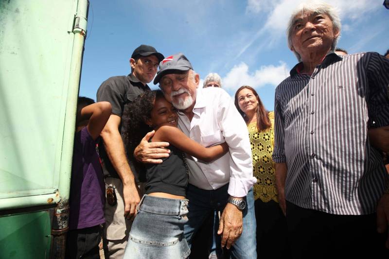 O governo do Pará dá seguimento às ações de reconhecimento de propriedade de terras em todas as regiões do Estado com a entrega, na manhã desta sexta-feira (16), de 124 títulos para pequenos produtores rurais do município de Bujaru, no nordeste paraense. A cerimônia, realizada no Sindicato de Produtores Rurais do município, foi conduzida pelo governador Simão Jatene e contou com a presença de secretários de Estado, parlamentares, prefeitos e autoridades da região. Os documentos expedidos pelo Instituto de Terras do Pará (Iterpa) vão atender famílias que residem em 15 comunidades do município, entre elas a Jutai, Igarapezinho, Jabatiteua, Guajará-Miri, Guajará-Açu, Ramal do Puxador, Ramal do Caiti, Santa Maria, São Luiz, Cajuíra, entre outras localizadas ao longo da Rodovia PA-140, totalizando mais de 6 mil hectares de áreas tituladas.
FOTO: THIAGO GOMES / AG PARÁ
DATA: 16.02.2018
BUJARÚ - PARÁ <div class='credito_fotos'>Foto: Thiago Gomes /Ag. Pará | <a href='/midias/2018/originais/daba9e2e-781d-407a-abf2-60d7213bfd6d.jpg' download><i class='fa-solid fa-download'></i> Download</a></div>