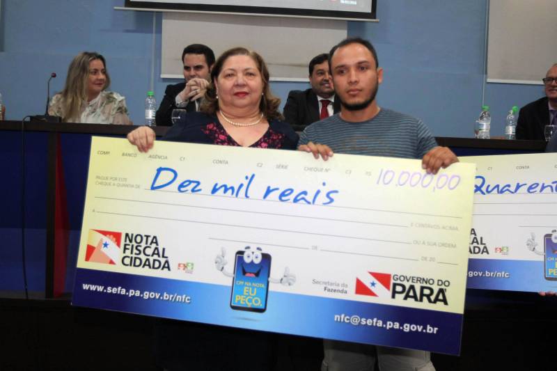 O Programa Nota Fiscal Cidadã, de estímulo à cidadania fiscal, realizou na tarde desta quinta-feira, 22, na sede da Ordem dos Advogados do Brasil (OAB), em Belém, a entrega simbólica dos prêmios do 22º sorteio, realizado no dia 14 de março.
FOTO: CRISTINO MARTINS / AG. PARÁ
DATA: 22.03.2018
BELÉM - PARÁ <div class='credito_fotos'>Foto: Cristino Martins/Ag. Pará | <a href='/midias/2018/originais/dabe4993-cb16-4a31-bee3-fcac588d11f2.jpg' download><i class='fa-solid fa-download'></i> Download</a></div>