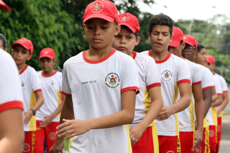 EO Corpo de Bombeiros Militar do Pará também atua com um projeto de responsabilidade social que oferece perspectivas às crianças e adolescentes. O “Escola da Vida” começou no quartel da Cremação em 1993, com apenas 20 alunos. Hoje, alcança 3.200 alunos matriculados e distribuídos em 25 polos pelo Estado. Mais de 25 mil crianças já passaram pelo projeto que oferece informações, orientações, treinamento, educação e base de apoio para a formação do cidadão. Dos 25 polos do Projeto Escola da Vida, cinco estão em Belém, nos bairros da Cremação e Val de Cans, além de Icoaraci, Outeiro e Mosqueiro, funcionando dentro dos quartéis. Na foto, Éric Macedo, 13 anos.
FOTO: SIDNEY OLIVEIRA / AG. PARÁ
DATA: 11.05.2018
BELÉM - PARÁ <div class='credito_fotos'>Foto: Sidney Oliveira/Ag. Pará | <a href='/midias/2018/originais/dac2c33e-efdf-4310-8d88-021222914a65.jpg' download><i class='fa-solid fa-download'></i> Download</a></div>