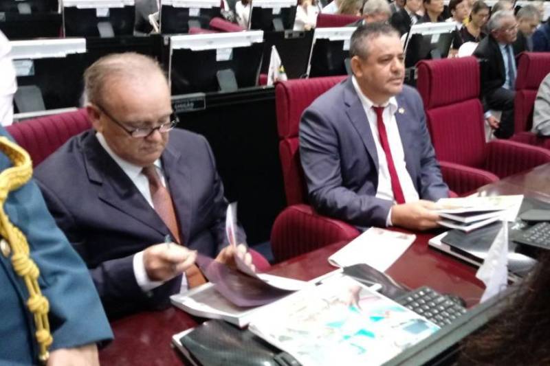 O governador Simão Jatene entregou na manhã desta terça-feira (6), a "Mensagem do Governamental do Pará à Assembleia Legislativa 2018", em sessão especial que abriu os trabalhos da Casa no exercício 2018.
FOTO: ANTONIO SILVA / AG. PARÁ
DATA: 06.02.2018
BELÉM - PARÁ <div class='credito_fotos'>Foto: Antônio Silva/Ag. Pará | <a href='/midias/2018/originais/dac5d04b-a37c-45b1-a363-c25ee40d44dd.jpg' download><i class='fa-solid fa-download'></i> Download</a></div>