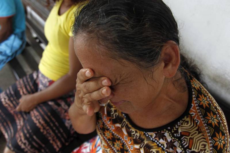 Dona Antonieta Santiago (foto) é uma das mães que vem de mais longe. Ela enfrenta 19h de viagem, uma vez no mês, para visitar o filho preso há um ano e meio em uma unidade prisional de Marituba. “Saio do interior de Altamira para Tomé-açu e pego um ônibus para chegar a Belém. São 19h de viagem.
FOTO: AKIRA ONUMA / ASCOM SUSIPE
DATA: 12.05.2018
MARITUBA - PARÁ <div class='credito_fotos'>Foto: Akira Onuma / Ascom Susipe | <a href='/midias/2018/originais/dad215c5-3cb4-4da6-b47e-e8a846c38ddc.jpg' download><i class='fa-solid fa-download'></i> Download</a></div>