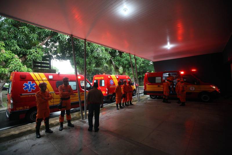 Para auxiliar no atendimento de vítimas de acidentes automobilisticos, o Corpo de Bombeiros Militar do Pará recebeu do Governo do Estado nesta quarta-feira (04), três ambulâncias de resgate, por conta de emendas parlamentares, que serão destinadas aos municípios de Parauapebas, Castanhal e Belém. A cerimônia de entrega, realizada no auditório da Casa Civil, teve a presença do Secretário de Segurança Pública e Defesa social (Segup), Luiz Fernandes, dos deputados estaduais Milton Campos, Gesmar Costa, Cel. Neil e Jaques Neves, além do Comandante do Corpo de Bombeiros Militar, Zanelli Antônio Melo. As ambulâncias são unidades de resgate tipo C para atendimento pré-hospitalar de vítimas de acidentes de trânsito, totalmente registradas pelo Ministério da Saúde; equipadas com material de suporte básico e material de desencaceramente - que auxilia nos acidentes quando as vítimas ficam presas em ferragens. No mês passado o Corpo de Bombeiros recebeu mais quinze veículos, desta vez, de vistoria e uma policlínica.
FOTO: THIAGO GOMES / AG. PARÁ
DATA: 04.04.2018
BELÉM - PARÁ <div class='credito_fotos'>Foto: Thiago Gomes /Ag. Pará | <a href='/midias/2018/originais/dad5ee54-6f6b-4f31-89f8-12a5b6226344.jpg' download><i class='fa-solid fa-download'></i> Download</a></div>