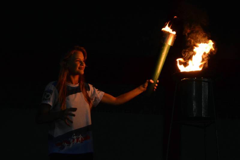 Uma intensa programação cultural, social e esportiva movimenta a cidade de Mãe do Rio, nesta sexta-feira (11), quando o município comemora 30 anos de fundação. Os competidores da etapa regional de Mãe do Rio dos Jogos Estudantis Paraenses (Jeps) terão um forte aliado durante os cinco dias da competição: a animação da torcida local. Para Maria Eduarda Almeida (foto), estudante de Agropecuária da Escola Técnica de Paragominas (EETEPA), a estreia na competição com o time de Voleibol Feminino, categoria B, está sendo um momento muito especial.
FOTO: ELISEU DIAS / ASCOM SEDUC
DATA: 09.05.2018
MÃE DO RIO - PARÁ <div class='credito_fotos'>Foto: Eliseu Dias / Ascom Seduc | <a href='/midias/2018/originais/dad693fc-7c1c-40a1-8672-521218d5cf93.jpg' download><i class='fa-solid fa-download'></i> Download</a></div>