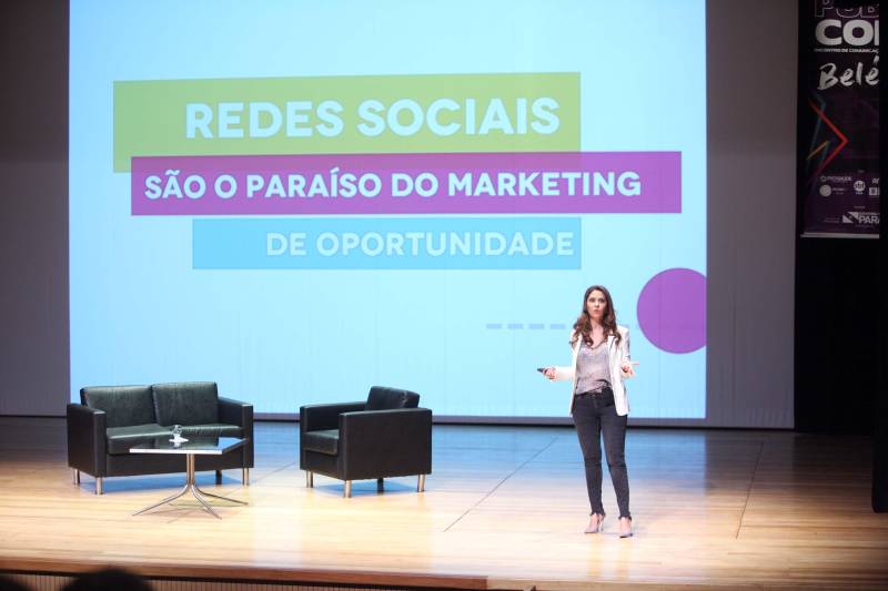 Todas as pessoas que deixaram o teatro onde acontece o Publicom Belém 2018 saíram animadas com o primeiro dia de evento, que encerrou às 20h desta segunda-feira (11). Ter a oportunidade de conhecer mais sobre temas atuais, conhecer de perto profissionais de sucesso da área de comunicação e trocar experiências com estudantes e outros profissionais da área foram os benefícios mais citados por quem participou do evento, que já acontece desde 2013. Na foto, a jornalista Layse Santos, da agência Eko, falou sobre o “marketing de oportunidade”.
FOTO: THIAGO GOMES / AG. PARÁ
DATA: 11.06.2018
BELÉM - PARÁ <div class='credito_fotos'>Foto: Thiago Gomes /Ag. Pará | <a href='/midias/2018/originais/dad82be0-159b-4e8f-9e86-1531104c55c2.jpg' download><i class='fa-solid fa-download'></i> Download</a></div>