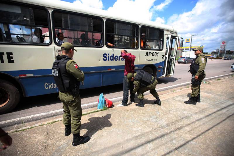Militares do 1º Batalhão de Policiamento Militar (BPM) realizaram na manhã desta terça-feira, 15, a operação Ônibus Seguro, no bairro do Barreiro, em Belém. Quinze policiais em quatro viaturas, subordinados ao Comando de Policiamento da Capital, participaram da operação fazendo a abordagem e revista nos ônibus que circulam no perímetro, assim como a orientação aos usuários. Durante as duas horas da operação realizada nesta terça-feira, 15, pela manhã, na Pedro Álvares Cabral com Passagem Mirandinha (foto), nenhuma ocorrência foi registrada.

FOTO: THIAGO GOMES / AG. PARÁ
DATA: 15.05.2018
BELÉM - PARÁ <div class='credito_fotos'>Foto: Thiago Gomes /Ag. Pará   |   <a href='/midias/2018/originais/dadc3b1d-acb9-48c0-821e-48393809aeb5.jpg' download><i class='fa-solid fa-download'></i> Download</a></div>