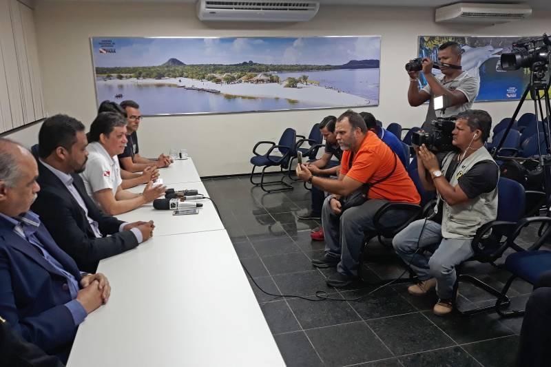 A Polícia Civil do Pará deflagrou, nesta quarta-feira (20), a operação denominada "Bincagem Fantasma", nas cidades de Santarém e Aveiro, no oeste paraense. Até por volta de 10 horas, 11 pessoas já haviam sido presas em cumprimento de mandados de prisão decretados pela Justiça. A operação faz parte de investigação que objetiva apurar e combater um esquema criminoso do qual são acusados de envolvimento servidores lotados na 1ª Circunscrição Regional de Trânsito (Ciretran) do Departamento de Trânsito do Pará (Detran), localizada em Santarém, e pessoas ligadas às sociedades empresariais, profissionais autônomos e usuários dos serviços da repartição pública. Na foto, coletiva de imprensa com representantes da Polícia Civil.

FOTO: SAMUEL ALVARENGA / CRGBA
DATA: 20.06.2018
BELÉM - PARÁ <div class='credito_fotos'>Foto: SAMUEL ALVARENGA / ASCOM CRGBA   |   <a href='/midias/2018/originais/dadda7ca-a955-4419-a244-2203ee7d5a92.jpg' download><i class='fa-solid fa-download'></i> Download</a></div>