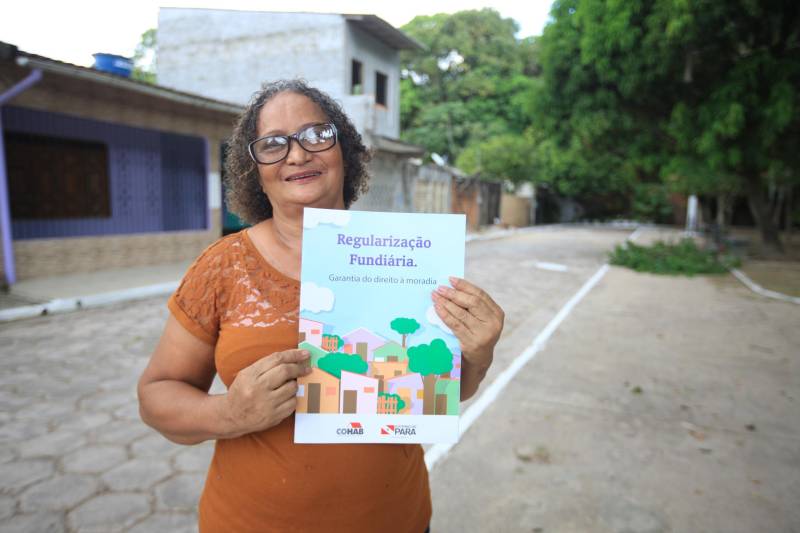 A Companhia de Habitação do Pará (Cohab) divulgou a listagem das famílias da Comunidade Fé em Deus (foto), que serão beneficiadas com título de Regularização Fundiária de Interesse Social. Esta é a segunda etapa do processo de regularização fundiária da comunidade. No ano passado, a Cohab entregou o documento para mais de 600 famílias. A comunidade fica no quilômetro 10 da rodovia Augusto Montenegro, entre os bairros do Tenoné e de Águas Negras. Os moradores da área também já foram beneficiados com obras e serviços do Programa de Aceleração do Crescimento (PAC), que incluem ações de infraestrutura, urbanização e habitação, coordenadas pela Cohab.

FOTO: CARLOS SODRÉ / AG. PARÁ
DATA: 18.05.2018
BELÉM - PARÁ <div class='credito_fotos'>Foto: Carlos Sodré/Agência Pará   |   <a href='/midias/2018/originais/dae906f5-1ab4-49db-b60f-61f00fa4db0f.jpg' download><i class='fa-solid fa-download'></i> Download</a></div>