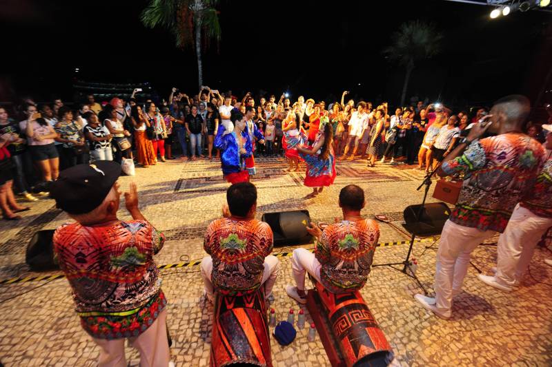 Mais um show com muito ritmo regional e repleto de histórias da cultura paraense será apresentado nesta sexta-feira, 23. O grupo Caldo de Turu encerrará a programação do mês de fevereiro do projeto Pôr do Som e colocará todo mundo para dançar a partir das 18h30, na orla da Estação das Docas.
FOTO: LEANDRO SANTANA / DIVULGAÇÃO
DATA: 22.02.2018
BELÉM - PARÁ <div class='credito_fotos'>Foto: LEANDRO SANTANA / DIVULGAÇÃO | <a href='/midias/2018/originais/daed6502-e601-454a-b7f6-8f1e208035fc.jpg' download><i class='fa-solid fa-download'></i> Download</a></div>