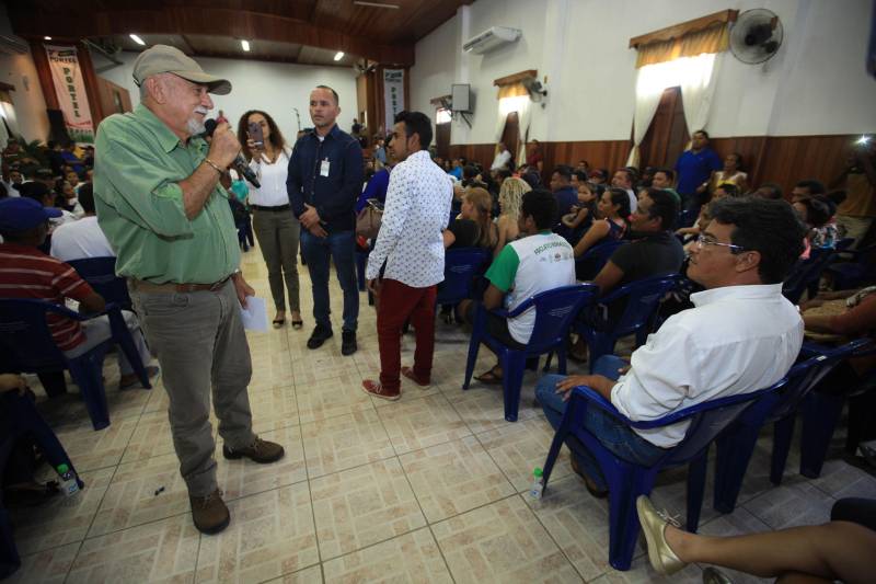 O produtor rural Nilson Corrêa da Silva, 23 anos, mora na comunidade Santo Ezequiel Moreno e produz alimentos em 700 hectares de terra na agrovila Acutipereira, no município de Portel, no arquipélago do Marajó. Mesmo morando e produzindo alimentos na comunidade, ele não possuía título de propriedade de terra. Para beneficiar produtores como Nilson, o governador Simão Jatene entregou, na manhã desta sexta-feira (23), títulos coletivos que beneficiaram mais de mil famílias. Os títulos também beneficiaram comunidades remanescentes de quilombos e povos tradicionais do município marajoara. O Pará foi o Estado que mais titulou áreas em prol dos remanescentes de quilombos no Brasil. Das 170 comunidades tituladas no país, 62 estão no Pará, sendo que destas 53 foram tituladas pelo Instituto de Terras do Pará (Iterpa).

FOTO: MÁCIO FERREIRA / AG. PARÁ
DATA: 23.03.2018
PORTEL - PARÁ <div class='credito_fotos'>Foto: MÁCIO FERREIRA/ AG. PARÁ   |   <a href='/midias/2018/originais/daefac65-7435-49db-8ea4-ccf45a55cc9c.jpg' download><i class='fa-solid fa-download'></i> Download</a></div>