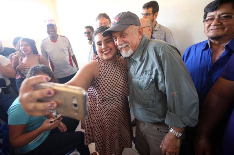 Também foram entregues nesta segunda (25) obras no distrito de Serra Pelada, em Curionópolis, sudeste do Estado. Uma das inaugurações foi a da Escola Estadual de Ensino Médio Joaquina Diamantina. A unidade de ensino teve investimento de R$ 220 mil em serviços nas redes elétrica e hidráulica, além de pintura, melhoria do forro e cobertura, assim como parte do piso, muro e calçada. Fundada em 1989, a escola foi praticamente reconstruída para atender com qualidade os 232 estudantes, nos turnos da tarde e à noite. São três salas de aula; bloco administrativo (sala da direção, sala dos professores e secretaria); uma copa cozinha, uma dispensa para armazenamento de alimentos da merenda escolar e banheiros masculino, feminino e de pessoa com deficiência (PCD). Em Curionópolis, o governador também entregou a pavimentação asfáltica de quatro quilômetros de vias urbanas, uma parceria com a Prefeitura de Curionópolis, dentro do Programa Asfalto na Cidade. Para esta obra, foram destinados R$ 1,7 milhão, que incluem serviços em terra, sub-base e base, pavimentação em CBUQ (Concreto Betuminoso Usinado a Quente) de três centímetros de espessura, meio-fio de concreto com lâmina d’água e sinalização horizontal. Curionópolis é um dos 99 municípios paraenses que assinaram com o governo o Termo de Asfalto, sendo que 33 já iniciaram as obras. Somados, os termos garantirão 529,6 km de pavimentação de vias urbanas – um investimento total de quase R$ 255 milhões do Tesouro Estadual.
FOTO: THIAGO GOMES / AG. PARÁ
DATA: 25.06.2018
CURIONÓPOLIS - PARÁ <div class='credito_fotos'>Foto: Thiago Gomes /Ag. Pará | <a href='/midias/2018/originais/daf08083-69e9-4744-a902-75c0e31d4d2c.jpg' download><i class='fa-solid fa-download'></i> Download</a></div>