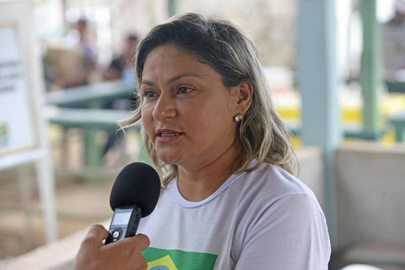 Aos 22 anos, Cláudio Cardoso está desempregado e procura um trabalho para sustentar o filho. Neste domingo (11) ele aproveitou a presença da Caravana Pro Paz no município de Barcarena, distante 15 quilômetros da capital, para retirar seus documentos e até aproveitou para cortar os cabelos. Na segunda-feira (12) pretende sair em busca de um emprego. Ele é um dos mil beneficiados pelos atendimentos feitos na cidade pela Caravana Pro Paz, uma ação do Governo do Pará, que busca garantir o acesso da população mais carente a serviços de atenção às necessidades básicas do cidadão, como atendimentos médicos, exames, vacinação, entre outros, com ações de mobilização em diversas regiões e municípios, a fim de fortalecer a cidadania paraense. “Os documentos e aparências são muito importantes para conseguir um trabalho, por isso estou aproveitando para fazer tudo para na segunda-feira continuar procurando emprego”, comentou Claudio. Ele está separado e quer encontrar um trabalho para sustentar o filho. A Caravana Pro Paz está iniciando os trabalhos em 2018 por Barcarena, nas comunidades de Vila Nova, Bom futuro e Burajuba afetadas pelo transbordamento de rejeitos da Hydro Alunorte, no início deste mês. Os serviços de retirada de documentos (Certidão de Nascimento, RG, Registro Social, ID Jovem), atendimento médico (pediatria, ginecologia e clínica geral), consulta jurídica, exames vacinas e cortes de cabelo foram ofertados em parceria com a Prefeitura do município. Na foto, a secretária adjunta de Assistência Social de Barcarena, Odete Paixão.
FOTO: IGOR BRANDÃO / AG PARÁ
11.03.2018
BARCARENA - PARÁ <div class='credito_fotos'>Foto: IGOR BRANDÃO / AG. PARÁ | <a href='/midias/2018/originais/daf8f549-9572-45bd-8cb2-ff45405aeba2.jpg' download><i class='fa-solid fa-download'></i> Download</a></div>