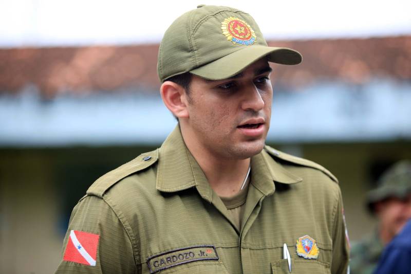 A Polícia Militar iniciou na manhã desta quarta-feira, 16, na sede do Comando Geral, em Icoaraci, o processo de habilitação ao 1º Curso de Operador de Aeronaves Remotamente Pilotadas (RPA - Remotely Piloted Aircraft), conhecidos popularmente como drones, oferecido pela PM do Pará. Vinte candidatos participaram das avaliações psicológica e técnica. Na quinta-feira, 17, a previsão é de que os 23 inscritos sejam submetidos aos testes de aptidão. O resultado final das avaliações será divulgado até a próxima sexta-feira, 18. Os habilitados estarão credenciados a participar do curso previsto para o período de 21 a 25 deste mês. Na programação de hoje foram formados dois grupos, avaliados pela equipe do Centro Integrado de Psicologia e Assistência Social (Cipas). Em seguida os candidatos foram à parte prática, coordenado operacionalmente pelo cabo Antônio Donato, da Assessoria de Comunicação da PM. Na foto, o cabo Sandoval Cardoso Júnior, 29.
FOTO: MÁCIO FERREIRA / AG. PARÁ
DATA: 16.05.2018
BELÉM - PARÁ <div class='credito_fotos'>Foto: MÁCIO FERREIRA/ AG. PARÁ | <a href='/midias/2018/originais/dafeb760-f726-40d4-812f-229aea736cb0.jpg' download><i class='fa-solid fa-download'></i> Download</a></div>