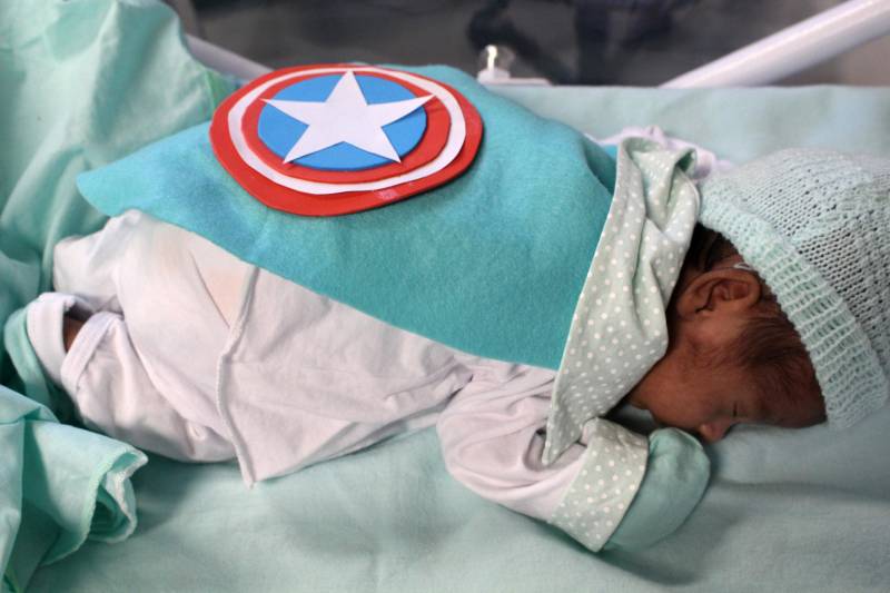 O primeiro recém-nascido prematuro a ser atendido no Hospital Materno-Infantil de Barcarena Dra. Anna Turan (HMIB), transferido por meio da Central de Regulação Interna da Secretaria de Saúde Pública do Estado do Pará, teve alta hospitalar na segunda-feira (5). Para homenagear a família do bebê e comemorar a saúde dele, a equipe multiprofissional da Unidade realizou a primeira festa de “mesversário”, que é a comemoração da periodicidade mensal do nascimento.
FOTO: ASCOM HMIB
DATA: 08.11.2018
BARCARENA - PARÁ <div class='credito_fotos'>Foto: ASCOM | <a href='/midias/2018/originais/db0b6bb9-bb04-40af-8ea6-090cfb6b6769.jpg' download><i class='fa-solid fa-download'></i> Download</a></div>