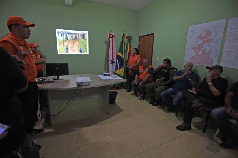 O governador Simão Jatene (foto) está no município de Bragança, nordeste do Estado, neste sábado (19), para visitar algumas das localidades atingidas pelas enchentes provocadas pelas chuvas do início da semana. A Defesa Civil Estadual está articulando as secretarias de Estado para atender às pessoas afetadas pelos alagamentos. Até o momento são três famílias desabrigadas e mais de três mil pessoas afetadas, principalmente na comunidade de Maranhãozinho. A prefeitura decretou estado de alerta. Uma sala de situação foi montada no município para o gerenciamento das ações que atendem às famílias.
FOTO: RODOLFO OLIVEIRA / AG. PARÁ
DATA: 19.05.2018
BRAGANÇA - PARÁ <div class='credito_fotos'>Foto: Rodolfo Oliveira/Ag. Pará | <a href='/midias/2018/originais/db0eaef6-49fc-41d4-9394-7436b89c0857.jpg' download><i class='fa-solid fa-download'></i> Download</a></div>