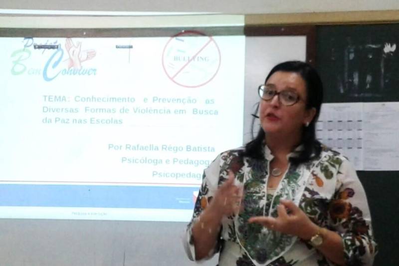 Nos dias 12, 13, 18 e 25, o Cine Líbero Luxardo, da Fundação Cultural do Pará (FCP), será o palco principal de discussão sobre paz nas escolas, por meio do projeto “Bem Conviver Por Uma Cultura de Paz nas Escolas”, da Secretaria de Estado de Educação (Seduc), com o objetivo de criar uma cultura sem violência no ambiente escolar. Na foto, a coordenadora de Ações Educacionais Complementares da Seduc, Rafaella Batista.

FOTO: ASCOM FCP
DATA: 11.04.2018
BELÉM - PARÁ <div class='credito_fotos'>Foto: ASCOM FCP   |   <a href='/midias/2018/originais/db102656-4a57-4859-9cb0-4a1be401d435.jpg' download><i class='fa-solid fa-download'></i> Download</a></div>
