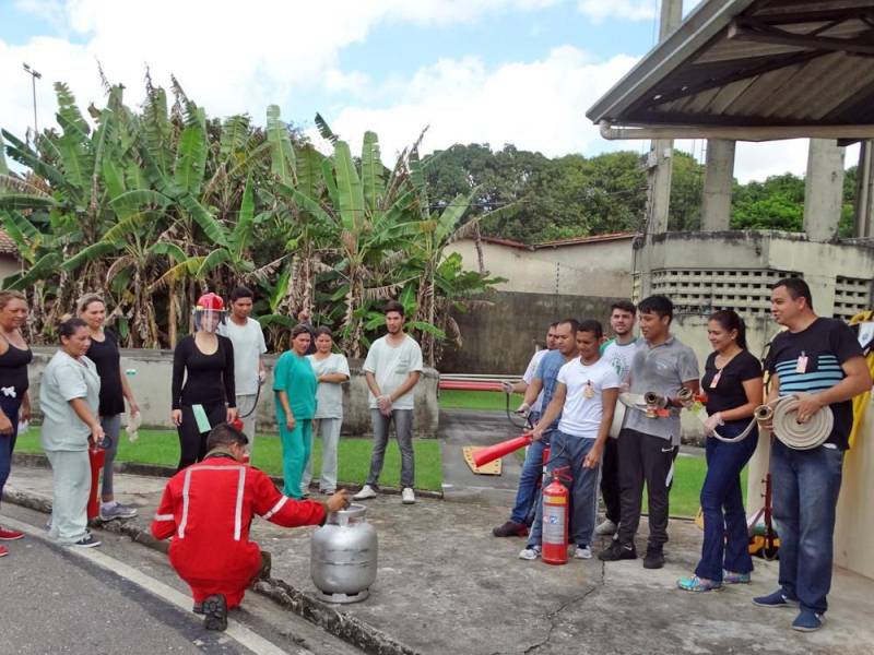 Segurança e prevenção. Essas são palavras que vão ficar na cabeça dos colaboradores do Hospital Público Estadual Galileu (HPEG), localizado em Belém (PA), que fazem parte da brigada de incêndio da unidade. O treinamento (foto), com carga horária de 20h, foi iniciado no dia 24 e encerrou nesta sexta-feira (27) com o técnico em Segurança do Trabalho e bombeiro civil, Jean Farias, e a técnica de enfermagem e bombeira civil, Alessandra Rodrigues. “Neste curso, o diferencial foi ensinarmos sobre primeiros socorros e plano de abandono da unidade, também estamos treinando a brigada para combater princípios de incêndio para que, caso ocorra um sinistro, o fogo não se alastre”, explicou a bombeira civil, Alessandra Rodrigues.
FOTO: ASCOM / HPEG
DATA: 27.04.2018
BELÉM - PARÁ <div class='credito_fotos'>Foto: ASCOM / HPEG | <a href='/midias/2018/originais/db11f547-e912-404c-8927-5d30b70c7f32.jpg' download><i class='fa-solid fa-download'></i> Download</a></div>
