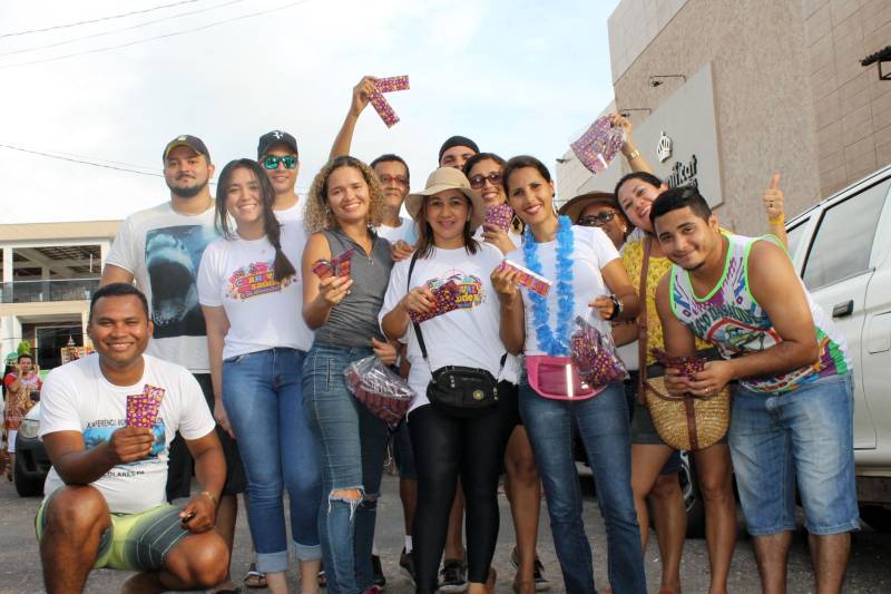 Durante todo o feriado de Carnaval, equipes da Secretaria de Estado de Saúde Publica (Sespa) percorreram diversos municípios paraenses para levar ações de saúde e prevenção aos principais pontos de concentração de foliões. Os técnicos distribuíram preservativos masculinos e femininos, orientaram os brincantes sobre as Infecções Sexualmente Transmissíveis (IST) e também sobre o combate ao Aedes aegipty, mosquito causador da dengue, zika e chikungunya.
FOTO: EDNA LIMA / ASCOM SESPA
DATA: 13.02.2018
BARCARENA - PARÁ <div class='credito_fotos'>Foto: Edna Lima / Ascom Sespa | <a href='/midias/2018/originais/db124200-cbdf-4c41-9e8a-e83c3e91d5b1.jpg' download><i class='fa-solid fa-download'></i> Download</a></div>