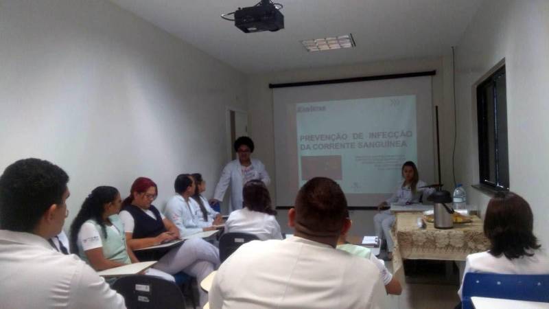 A atuação ética da profissão foi um dos temas da Semana de Enfermagem no ‘Jean Bitar” (foto), que também desatacou a melhoria constante do ambiente de trabalho e das relações entre técnicos e usuários dos serviços. A programação contou ainda com apresentação oficial da Comissão de Ética de Enfermagem, lançamento Manual de Medidas de Isolamento, além de destacar importância da prevenção de infecção na corrente sanguínea que inicia com pulsação periférica. A inovação do evento ficou por conta da “Exposição de talentos” de colaboradores e a arrecadação de donativos para auxiliar famílias desabrigadas pela enchente em Paragominas, mês passado.

FOTO: ASCOM / HJB
DATA: 20.05.2018
BELÉM - PARÁ <div class='credito_fotos'>Foto: ASCOM HGT TAILÂNDIA   |   <a href='/midias/2018/originais/db155efb-ce56-423b-89a1-7a03c98758d8.jpg' download><i class='fa-solid fa-download'></i> Download</a></div>