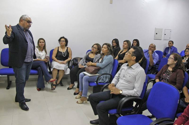 O Núcleo de Desenvolvimento Educacional da Fábrica Esperança foi inaugurado em Belém nesta segunda (21), em parceria com a Superintendência do Sistema Penitenciário do Estado (Susipe) e Secretaria de Estado de Educação (Seduc). O espaço será destinado exclusivamente a educação formal e a profissionalização de egressos do sistema penal. "Temos um convênio com a Superintendência do Sistema Penal desde 2009 e ele foi ampliado em 2016, quando foi incluída a Fabrica Esperança. Iniciamos aqui com um ensino personalizado, e agora com a criação do Núcleo vamos atender essas pessoas, tanto na educação formal, quanto na educação profissionalizante, de forma diferenciada aplicando uma metodologia específica para atender os egressos. Sabemos da importância do papel da educação na ressocialização dessas pessoas", explicou a coordenadora Estadual de Educação de Jovens e Adultos, Nuncia Azevedo. O Núcleo Educacional irá oferecer aos egressos educação regular conforme determina o Programa Nacional de Integração da Educação Profissional com a Educação Básica na Modalidade da Educação de Jovens e Adultos (PROEJA), além dos cursos de capacitação voltados para as área de: costura Industrial, panificação, serigrafia e auxiliar de serviços gerais, entre outros. Na foto, o diretor de Reinserção Social da Susipe, Ivaldo Capeloni.
FOTO: AKIRA ONUMA / ASCOM SUSIPE
DATA: 21.05.2018
BELÉM - PARÁ <div class='credito_fotos'>Foto: Akira Onuma / Ascom Susipe | <a href='/midias/2018/originais/db18cd63-ae36-4dba-9db9-700176ea7715.jpg' download><i class='fa-solid fa-download'></i> Download</a></div>