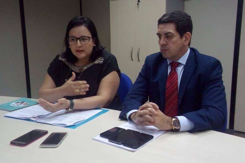 A Polícia Civil e a Secretaria de Estado de Educação se pronunciaram, nesta quinta-feira (5), em entrevista a jornalistas, na sede da Delegacia-Geral, em Belém, sobre o caso da briga que envolveu duas estudantes adolescentes de uma escola pública estadual, no mês passado, no bairro da Pratinha II, em Belém. A confusão foi filmada e as imagens divulgadas nas redes sociais. No vídeo, é possível ouvir a mãe de uma delas incentivar a filha a agredir e a usar uma faca para ferir a rival. A agressora e a vítima têm 14 anos. As investigações resultaram em dois procedimentos policiais. Um deles foi o inquérito policial no qual a mãe da menor agressora foi indiciada por tentativa de homicídio. A adolescente acusada responde a outro procedimento apuratório que será encaminhado ao Ministério Público, para adoção de medidas socioeducativas previstas no Estatuto da Criança e do Adolescente (ECA). Na foto, a psicóloga Rafaella Batista, da Coordenadoria de Ações Educativas Complementares (Caec) da Secretaria de Estado de Educação (Seduc) e o delegado Roberto Gomes, diretor da Divisão de Atendimento ao Adolescente (Data).

FOTO: ASCOM / POLÍCIA CIVIL
DATA: 05.07.2018
BELÉM - PARÁ <div class='credito_fotos'>Foto: Ascom / Polícia Civil   |   <a href='/midias/2018/originais/db196b24-9c84-4a18-9d35-0fff4c288c4c.jpg' download><i class='fa-solid fa-download'></i> Download</a></div>