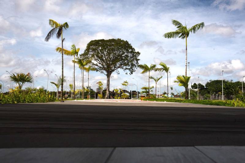 O Parque Estadual do Utinga (PEUt) o mais importante espaço de preservação e estudo da biodiversidade dentro da Região Metropolitana de Belém será reaberto à população a partir desta sexta,16, a partir das 16h30, com apresentações artísticas, com o Boi Veludinho, crianças do Pro Paz e a premiada Orquestra Sinfônica do Theatro da Paz. A apresentação será em um espaço ao ar livre e não será necessária a retirada de ingressos, por esse motivo, a recomendação é que o público chegue cedo, porque a entrada será fechada quando o espaço estiver lotado. No sábado, será realizada uma grande caminhada, a partir das 8 horas, com paradas para informações educativas sobre a fauna, flora e sobre os novos espaços. Por conta da grande quantidade de pessoas, incluindo crianças e idosos, o Corpo de Bombeiros recomendou e, a organização do evento acatou, a necessidade de se evitar durante a manhã do sábado o trânsito de veículos sobre rodas, como carros, bicicletas, skates e patins. Depois das 12 horas e durante todo o funcionamento do parque, a entrada e o uso por praticantes desta modalidade está completamente liberada. No domingo, o parque abrirá às 5h30 e funcionará até as 17h, assim como nos outros dias, de segunda a segunda. As atividades de manutenção do espaço vão requerer que o parque seja fechado para acesso ao público eventualmente, mas essas datas serão definidas de acordo com a demanda.
FOTO: IGOR BRANDÃO / AG PARÁ
DATA: 15.03.2018
BELÉM - PARÁ <div class='credito_fotos'>Foto: IGOR BRANDÃO / AG. PARÁ | <a href='/midias/2018/originais/db209be4-b82b-4d5b-a755-5a7cacc758dd.jpg' download><i class='fa-solid fa-download'></i> Download</a></div>