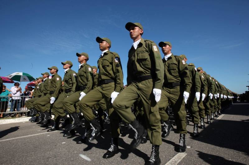 A cerimônia de formatura dos novos praças da Polícia Militar ocorreu na manhã desta segunda-feira (9), simultaneamente, em Belém e outros seis municípios paraenses: Santa Izabel, Castanhal, Barcarena, Capanema, Bragança e Tucuruí. Em Parauapebas, Marabá, Breves, Soure e Conceição do Araguaia, a formatura será celebrada na quinta-feira, dia 12. Na sexta-feira, dia 13, é a vez de Santarém, Altamira, Paragominas e Itaituba. O governador Simão Jatene presidiu a cerimônia de formatura no Portal da Amazônia, bairro da Cidade Velha, em Belém. Milhares de familiares dos formandos lotaram o espaço para entregar aos novos policiais militares seus diplomas de conclusão de curso.
FOTO: SIDNEY OLIVEIRA / AG. PARÁ
DATA: 09.07.2018
BELÉM - PARÁ <div class='credito_fotos'>Foto: Sidney Oliveira/Ag. Pará | <a href='/midias/2018/originais/db2370dd-0cf4-4542-a9e4-e3ae8c54133a.jpg' download><i class='fa-solid fa-download'></i> Download</a></div>