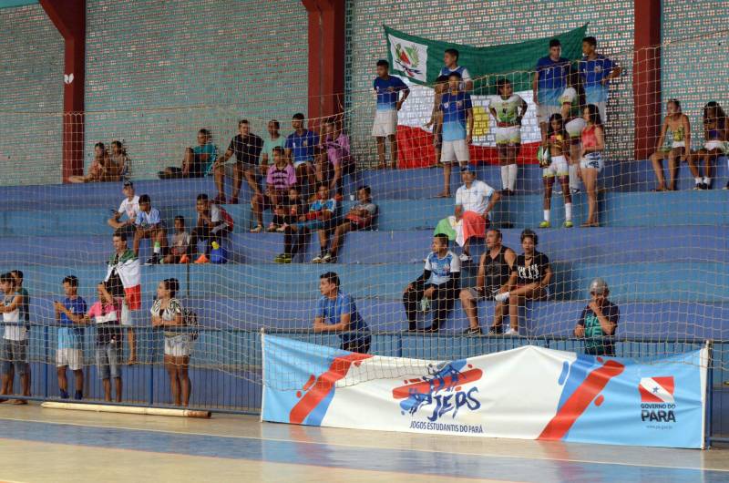 Com medalhas de ouro em handebol, futsal e basquetebol, e prata em voleibol, o município de Mãe do Rio, no nordeste paraense, encerrou sua participação na 2ª etapa Regional dos Jogos Estudantis Paraenses (JEPs) no sábado (12). A participação de Mãe do Rio na competição, que completa 60 anos em 2018, iniciou antes de sua elevação à condição de município, há 30 anos.
FOTO: ELISEU DIAS / ASCOM SEDUC
DATA: 12.05.2018
MÃE DO RIO - PARÁ <div class='credito_fotos'>Foto: Eliseu Dias / Ascom Seduc | <a href='/midias/2018/originais/db27b577-0c04-4489-8d8f-af3f61ee7883.jpg' download><i class='fa-solid fa-download'></i> Download</a></div>