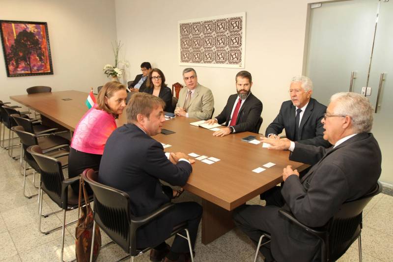 A Hungria quer estreitar relações comerciais com o Pará e, para isso, o embaixador do país no Brasil fez, nesta quinta-feira, 12, uma visita diplomática ao Governo do Estado. Saneamento, pecuária, segurança, educação e indústria foram os temas tratados no encontro. O secretário de Estado de Turismo, Adenauer Góes, representando o governador Simão Jatene, recebeu o embaixador, Norbert Konkoly, e a cônsul geral adjunta de Assuntos Comerciais, Zsuzsanna László.
FOTO: CRISTINO MARTINS / AG. PARÁ
DATA: 12.04.2018
BELÉM - PARÁ <div class='credito_fotos'>Foto: Cristino Martins/Ag. Pará | <a href='/midias/2018/originais/db3cfcb8-0c80-4d7a-8ee7-d33d2595a01b.jpg' download><i class='fa-solid fa-download'></i> Download</a></div>