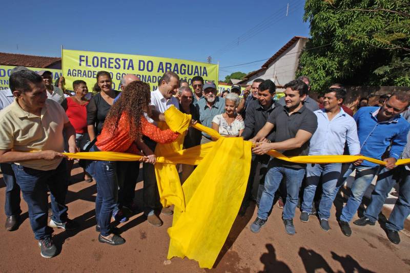 Há 35 anos a dona de casa Guardiana Feitosa é moradora da Rua 15 de Novembro, em Floresta do Araguaia, sul do Pará. Há pelo menos cinco deles não colocava as cadeiras em frente de casa para um bate papo de final de tarde. "Era lama no inverno e poeira no verão, não dava pra ficar aqui na frente", diz Guardiana. "Agora o asfalto chegou, mudou tudo". A 15 de Novembro é uma das mais importantes ruas de Floresta do Araguaia. Abriga três igrejas, três escolas e creches e cerca de 30 pontos comerciais. Cerca de quinhentos moradores vivem ali. O Asfalto na Cidade, programa do Governo do estado que tem como principal objetivo ampliar a mobilidade e acessibilidade nas áreas urbanas do Estado, chegou à Floresta do Araguaia asfaltando a Rua 15 de Novembro e outras seis vias próximas, num total de três quilômetros de asfalto de qualidade superior, além de meio fio. O governador Simão Jatene (foto) foi à Floresta do Araguaia entregar as obras à comunidade. Com ele, estavam o senador Flexa Ribeiro (PSDB/PA); a secretária Extraordinária de Municípios Sustentáveis; Izabela Jatene, o presidente da Assembleia Legislativa do estado, deputado Márcio Miranda; os deputados Cilene Couto e Celso Sabino e o ex-governador Carlos Santos.
FOTO: ANTÔNIO SILVA / AG. PARÁ
DATA: 25.06.2018
FLORESTA DO ARAGUAIA - PARÁ <div class='credito_fotos'>Foto: Antônio Silva/Ag. Pará | <a href='/midias/2018/originais/db46f1bc-a4f8-4fbc-af30-0641e8de6007.jpg' download><i class='fa-solid fa-download'></i> Download</a></div>
