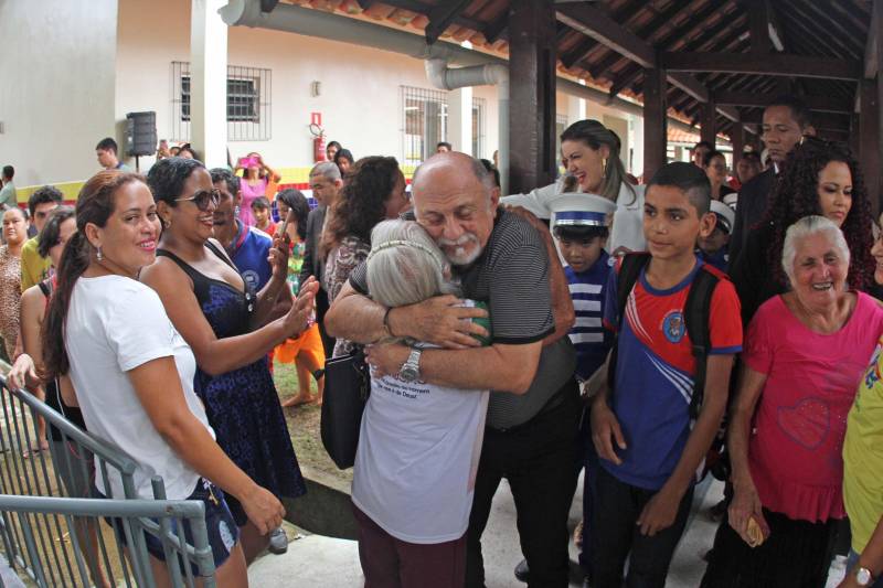 Um painel, no pátio da Escola Estadual de Ensino Médio Ruth Guimarães Ferreira, no distrito de Murinim, em Benevides, mostra 16 alunos da unidade aprovados nos últimos vestibulares. Desses, 12 irão estudar na Universidade Federal do Pará (UFPA). São os primeiros resultados de um processo que começou há nove meses, quando a escola entrou em reforma e ampliação. A nova “Ruth Guimarães Ferreira” foi entregue oficialmente nesta segunda-feira, 26, pelo governador Simão Jatene. Reformada e ampliada, a escola tem agora seis salas de aula; quatro laboratórios (multiuso, multidisciplinar, informática e de leitura); cozinha; refeitório e dispensa; quadra poliesportiva, vestiários feminino e masculino; área de convivência; sala para Atendimento Educacional Especializado (AEE) e acessos para pessoas com deficiência. Espaços de sobra para seus 892 alunos, distribuídos em três turnos do Ensino Médio. A obra custou R$ 2,446 milhões.
FOTO: CRISTINO MARTINS / AG. PARÁ
DATA: 26.03.2018
BENEVIDES - PARÁ <div class='credito_fotos'>Foto: Cristino Martins/Ag. Pará | <a href='/midias/2018/originais/db4c89c4-6252-4d83-a424-5ca509bea2da.jpg' download><i class='fa-solid fa-download'></i> Download</a></div>