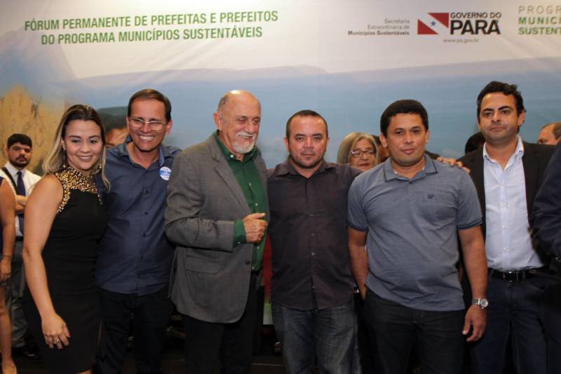 O primeiro dia do Fórum Permanente de Prefeitas e Prefeitos dos Municípios Sustentáveis contou com a participação de 85 prefeitos , 17 vices e 21 secretários municipais dos 141 municípios manifestaram interesse em adotar as diretrizes do programa. Para o governador Simão Jatene, esta grande participação simboliza a união de agentes públicos que colocaram os interesses coletivos acima dos interesses individuais para construir um estado melhor para todos. Com o tema “Gestão Compartilhada”, o evento traz as experiências e os desdobramentos das agendas governamentais que foram planejadas em parceria com as gestões municipais. Através da Secretaria Extraordinária de Municípios Sustentáveis (Semsu) Governo do Pará, por meio da Semsu, investe na capacitação dos municípios para a promoção de uma gestão fiscal eficiente. Para Izabela Jatene, este primeiro dia serviu para sinalizar o quanto os gestores estão preocupados com o equilíbrio da questão fiscal dos municípios e em desenvolver uma governança compartilhada para desenvolver seus municípios.
FOTO: CRISTINO MARTINS / AG. PARÁ
DATA: 07.02.2018
BELÉM - PARÁ <div class='credito_fotos'>Foto: Cristino Martins/Ag. Pará | <a href='/midias/2018/originais/db4e772a-8221-41eb-9c92-be58c75ad42e.jpg' download><i class='fa-solid fa-download'></i> Download</a></div>