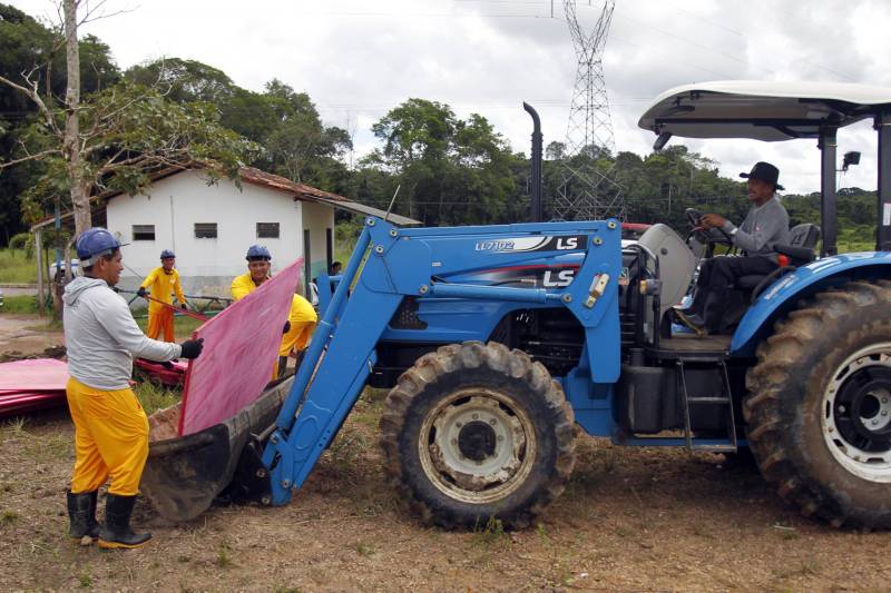 A Superintendência do Sistema Penitenciário (Susipe) iniciou nesta quinta-feira (3), a obra do muro de segurança da Colônia Penal Agrícola de Santa Izabel (CPASI). O muro terá uma extensão total de um mil e duzentos metros linear com altura de cinco metros. O objetivo é aumentar a segurança e o controle de entrada e saída dos presos custodiados no regime semiaberto, na unidade prisional.
FOTO: AKIRA ONUMA / ASCOM SUSIPE
DATA: 03.05.2018
SANTA IZABEL - PARÁ <div class='credito_fotos'>Foto: Akira Onuma / Ascom Susipe | <a href='/midias/2018/originais/db5af7a0-6ea1-4423-a9e9-9ac87ec60f4c.jpg' download><i class='fa-solid fa-download'></i> Download</a></div>