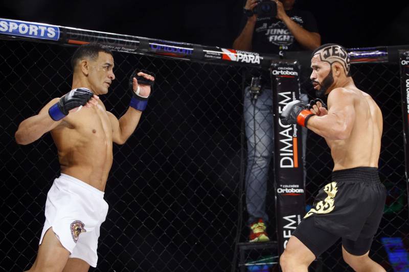 O mundo do MMA conheceu neste sábado os novos guerreiros paraenses. Dos 34 lutadores que entraram no octógono do Jungle Fight 93, 31 representaram o estado. Destaque para Ivanildo Monstrinho e Francisco Figueiredo, que conquistaram os cinturões interinos das categorias 57kg e 61kg, respectivamente, diante do público que lotou o Centro de Convenções da Amazônia – Hangar, com apoio da Secretaria de Estado de Esporte e Lazer.
FOTO: THIAGO GOMES / AG. PARÁ
DATA: 28.04.2018
BELÉM - PARÁ <div class='credito_fotos'>Foto: Thiago Gomes /Ag. Pará | <a href='/midias/2018/originais/db602d50-ea35-44fb-8fef-48f70ce8e0fe.jpg' download><i class='fa-solid fa-download'></i> Download</a></div>