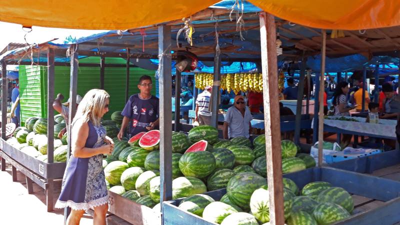 Um sonho de 25 anos virou realidade nesse sábado (29). O Governo do Estado, por meio da Companhia de Habitação do Pará (Cohab), repassou à Associação de Produtores Rurais de Santarém (Aprusan) a cessão da área onde funciona, atualmente, a "Feira da Cohab", localizada no município de Santarém, na região Oeste. Com esta decisão, a entidade terá condições de pleitear investimentos futuros, junto a órgãos municipais, estaduais ou federais para melhorar as condições de infraestrutura e de trabalho dos produtores, além de ofertar mais conforto a consumidores.

FOTO: ASCOM / CRGBA
DATA: 30.12.2018
SANTARÉM - PARÁ <div class='credito_fotos'>Foto: SAMUEL ALVARENGA / ASCOM CRGBA   |   <a href='/midias/2018/originais/db61e66c-47bb-45f6-a69c-ccf538af1e61.jpg' download><i class='fa-solid fa-download'></i> Download</a></div>