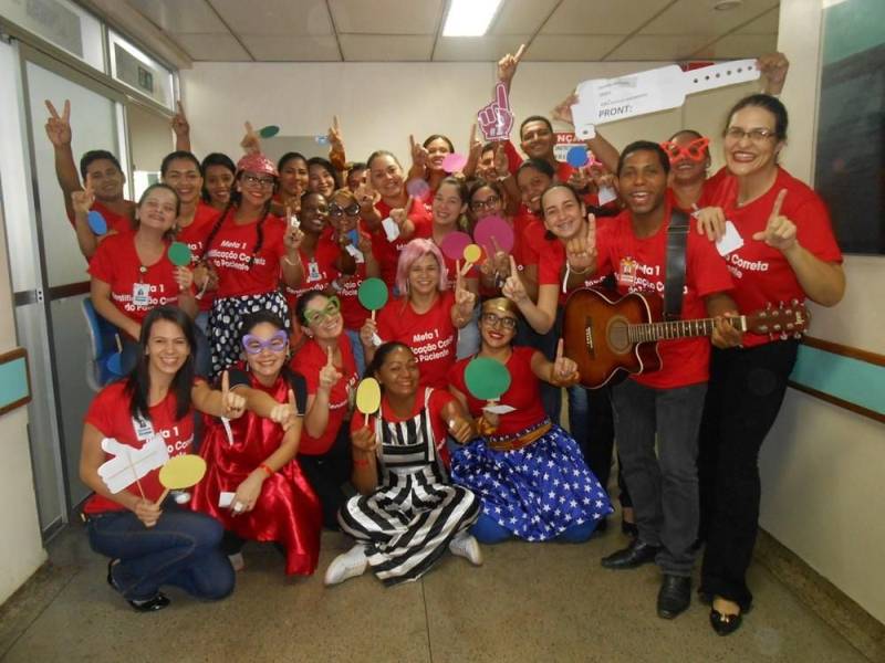 No Hospital Regional do Sudeste do Pará - Dr. Geraldo Veloso (HRSP), em Marabá (PA), desde um simples curativo a uma cirurgia de alta complexidade, o atendimento aos pacientes segue protocolos rigorosos. Essa rotina faz parte da cultura de segurança do paciente, disseminada a todos os profissionais que atuam na unidade (foto), com o objetivo de evitar erros durante a assistência. Para reforçar a importância dessas medidas, neste mês, a unidade realizou a sua II Semana Multiprofissional, cujo tema foi 'Segurança do Paciente: Meta Pai D'égua'. A programação envolveu colaboradores de todos os setores, mesmo aqueles que não atuam diretamente na assistência. Segundo o diretor-geral da unidade, Valdemir Girato, essa integração é fundamental para a qualidade do atendimento. 'Quando se trata de assistência, é preciso que todos falem a mesma língua e estejam unidos em prol do bem-estar do paciente. A atenção a cada detalhe, protocolo e procedimento é essencial para um atendimento qualificado e seguro, e isso independe da função do profissional na unidade. Todos estão ali cumprindo uma mesma missão: cuidar de vidas', afirmou o gestor.
FOTO: ASCOM / HRSP
DATA: 21.05.2018
MARABÁ - PARÁ <div class='credito_fotos'>Foto: ASCOM HRSP | <a href='/midias/2018/originais/db620ada-4be5-4c0a-95f8-1d1a45f50956.jpg' download><i class='fa-solid fa-download'></i> Download</a></div>