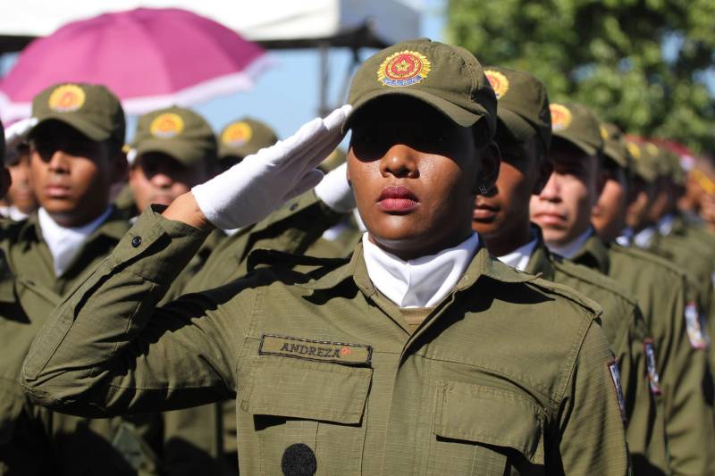A cerimônia de formatura dos novos praças da Polícia Militar ocorreu na manhã desta segunda-feira (9), simultaneamente, em Belém e outros seis municípios paraenses: Santa Izabel, Castanhal, Barcarena, Capanema, Bragança e Tucuruí. Em Parauapebas, Marabá, Breves, Soure e Conceição do Araguaia, a formatura será celebrada na quinta-feira, dia 12. Na sexta-feira, dia 13, é a vez de Santarém, Altamira, Paragominas e Itaituba. O governador Simão Jatene presidiu a cerimônia de formatura no Portal da Amazônia, bairro da Cidade Velha, em Belém. Milhares de familiares dos formandos lotaram o espaço para entregar aos novos policiais militares seus diplomas de conclusão de curso.
FOTO: CRISTINO MARTINS / AG. PARÁ
DATA: 09.07.2018
BELÉM - PARÁ <div class='credito_fotos'>Foto: Cristino Martins/Ag. Pará | <a href='/midias/2018/originais/db64fbe2-3f9f-4bdb-9270-b349d3086062.jpg' download><i class='fa-solid fa-download'></i> Download</a></div>
