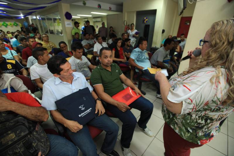 Nesta quarta-feira (2), a Secretaria de Assistência Social, Trabalho, Emprego e Renda (Seaster) realizou, na Casa do Trabalhador, uma ação de cidadania alusiva ao Dia do Trabalhador, celebrado ontem (1°). A programação contou com emissão de RG, encaminhamento para carteira de trabalho, intermediação de mão de obra através do SINE, testes rápidos de Hepatite C, atendimento médico com clínico geral, orientação jurídica e de contabilidade, cadastro e emissão de carteiras para artesãos, palestras e serviços de beleza. Iara Carvalho, de 22 anos, acordou cedo para participar da ação. Ela, que procura um emprego, foi encaminhada para a intermediação de mão de obra do SINE e aproveitou, também, para fazer um atendimento jurídico. “Fiquei sabendo da ação pela minha tia e vim participar. Conheço pessoas que conseguiram emprego pelo SINE e vim me cadastrar na torcida de conseguir um também. Espero já sair daqui com alguma entrevista marcada”, disse.
FOTO: MÁCIO FERREIRA / AG. PARÁ
DATA: 02.05.2018
BELÉM - PARÁ <div class='credito_fotos'>Foto: MÁCIO FERREIRA/ AG. PARÁ | <a href='/midias/2018/originais/db683cac-e05b-44a5-9352-4e9e2a292195.jpg' download><i class='fa-solid fa-download'></i> Download</a></div>