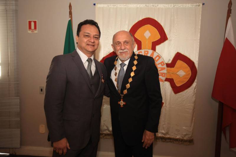 O Governo do Estado do Pará concedeu hoje 230 comendas do Mérito Grão-Pará (foto), a mais alta do Estado, a autoridades e servidores que se destacaram nos últimos oito anos de serviços prestados à população. “O ciclo que encerramos hoje não encerra nossa missão de servir ao público, porque uma vez servidores públicos, trabalhando em benefício da população, nunca mais deixamos de sê-lo, pois essa missão fica gravada em nossos corações”, disse o governador Simão Jatene aos agraciados. O governador entregou, pessoalmente, uma a uma as condecorações.  Das 230 medalhas, 14 foram no grau de Grande Oficial, 60 no grau de Comendador, 8 no grau de Oficial e 11 no grau de Cavaleiro aos servidores civis. Entre os militares, 4 receberam no grau de Comendador, 38 de Oficial e 109 no grau de Cavaleiro.

FOTO: CRISTINO MARTINS / AG. PARÁ
DATA: 31.12.2018
BELÉM - PARÁ <div class='credito_fotos'>Foto: Cristino Martins/Ag. Pará   |   <a href='/midias/2018/originais/db6c603f-4189-489f-bad4-23125e4b9275.jpg' download><i class='fa-solid fa-download'></i> Download</a></div>