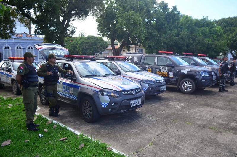 Foi lançada na manhã deste sábado, 8, na Praça da Bandeira, em Belém, a Operação Boas Festas (foto), coordenada pela Polícia Militar do Pará e integrada aos órgãos do Sistema de Segurança Pública do Estado. As ações da Boas Festas vão até o dia 1º de janeiro de 2019. A população do Estado contará com 6,6 mil policias militares que reforçarão o policiamento ordinário na capital, área metropolitana e demais regiões paraenses. 

FOTO: ELIELSON MODESTO / ASCOM SUSIPE
DATA: 08.12.2018
BELÉM - PARÁ <div class='credito_fotos'>Foto: Elielson Modesto / Ascom Segup   |   <a href='/midias/2018/originais/db720e01-ce7b-4a20-9502-ec3714ca5897.jpg' download><i class='fa-solid fa-download'></i> Download</a></div>