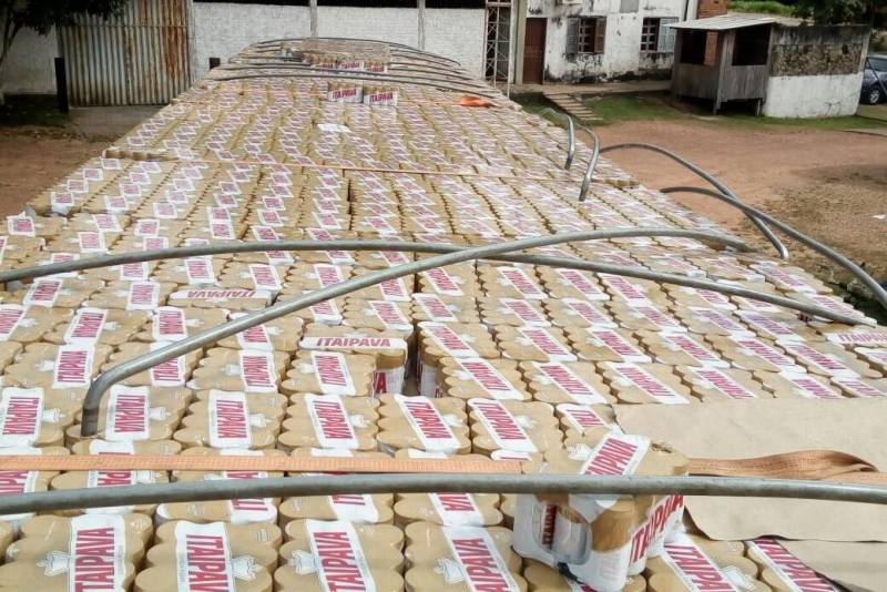 Servidores da Secretaria de Estado de Fazenda (Sefa), lotados na coordenação de mercadorias em trânsito de Carajás, em Marabá, sudeste paraense, apreenderam, no dia 21, uma carreta com 136.416 latas de cervejas de 269 ml. O motorista condutor do veículo que transportava a carga tentou enganar a fiscalização, apresentando um documento fiscal com 700 fardos de arroz.
FOTO: ASCOM SEFA
DATA: 21.05.2018
MARABÁ - PARÁ <div class='credito_fotos'>Foto: Ascom Sefa | <a href='/midias/2018/originais/db73cb10-0ea1-45e6-a5de-4f7a7824e95d.jpg' download><i class='fa-solid fa-download'></i> Download</a></div>