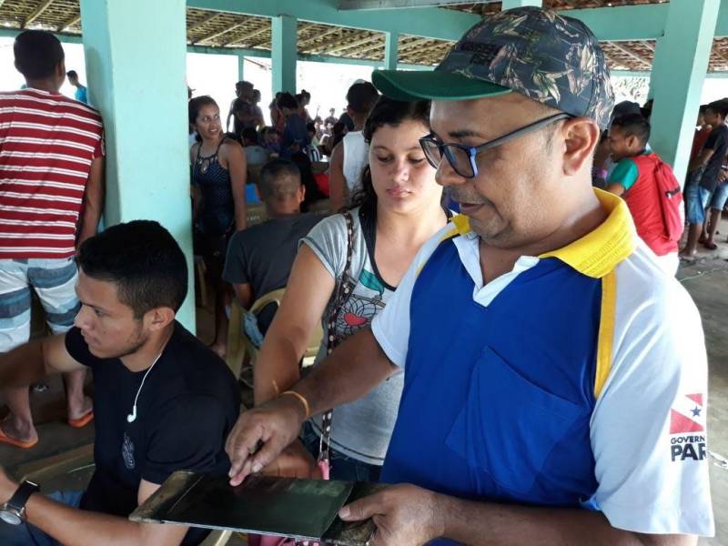 Agricultores familiares da Colônia do Cruzador, a 50 quilômetros de Marapanim, foram beneficiados, nesta sexta-feira (4), com a Caravana Pro Paz Cidadania. No segundo dia de ação na região, os trabalhadores receberam os serviços de emissão de documentos de identidade, entre outros. A ação é realizada por meio de parcerias, com a Polícia Civil, Seaster, Defensoria Pública, entre outros, mas o trabalho se fortalece com a ajuda dos moradores locais que se voluntariam a participar da ação.
FOTO: ASCOM / PRO PAZ
DATA: 04.05.2018
BELÉM - PARÁ <div class='credito_fotos'>Foto: ASCOM PRO PAZ | <a href='/midias/2018/originais/db7433db-f4b9-45fe-b9d8-1394d8b8f59f.jpg' download><i class='fa-solid fa-download'></i> Download</a></div>