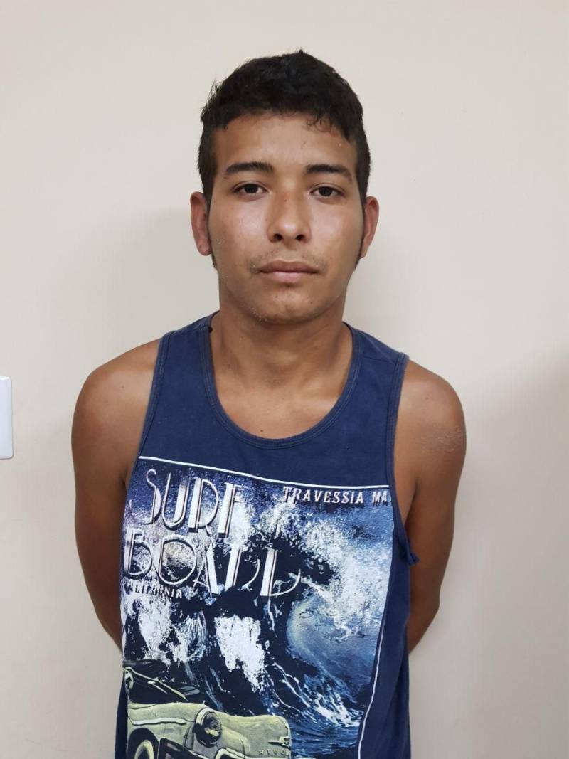 As Polícias Civil e Militar intensificaram as operações de prevenção e combate ao crime em Santa Izabel do Pará, na Região Metropolitana de Belém (RMB). Durante as ações policiais realizadas nos últimos dias, seis pessoas foram presas em flagrante. Cinco delas envolvidas em tráfico de drogas. Outra pessoa foi presa após tentar cometer homicídio na região. Além dos presos, drogas foram apreendidas. As operações também foram responsáveis pela fiscalização de bares e festas dançantes na cidade. O balanço foi divulgado nesta sexta-feira, 11. De acordo com o delegado Augusto Damasceno, titular da Seccional de Santa Izabel do Pará, as operações contaram com parceria do Departamento Municipal de Trânsito para realização de abordagens e fiscalização de estabelecimentos na cidade. "Vários veículos foram fiscalizados. Onze bares foram fiscalizados. Três bares foram fechados por não estarem legalizados. Foi fechada uma festa dançante que ocorria na Vila de Americano, porque o estabelecimento não possuía condições de segurança. Duas adolescentes foram encontradas no local", detalha o delegado. O Conselho Tutelar de Santa Izabel do Pará foi acionado e o responsável pelo evento foi conduzido para a Seccional de Polícia. Na foto, o acusado Dimas Ferreira.
FOTO: ASCOM / POLÍCIA CIVIL
DATA: 11.05.2018
SANTA IZABEL- PARÁ <div class='credito_fotos'>Foto: Ascom / Polícia Civil | <a href='/midias/2018/originais/db768f98-8f67-440e-afe9-c2f5c1d64986.jpg' download><i class='fa-solid fa-download'></i> Download</a></div>