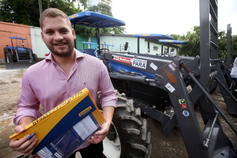 Com o propósito de fortalecer o trabalho do pequeno agricultor, o Governo do Pará, por meio da Secretaria de Estado de Desenvolvimento Agropecuário e da Pesca (Sedap), entregou mais de R$ 4 milhões em equipamentos e veículos agrícolas a 36 municípios. O município de São Francisco do Pará, na região nordeste, foi um dos beneficiados com um trator de 75 CV, plataformado, e uma plaina agrícola dianteira, no valor total de R$ 97.839,00. Segundo o prefeito Marcos Cesar Barbosa (foto), o maquinário já tem destino certo.
FOTO: SIDNEY OLIVEIRA / AG. PARÁ
DATA: 13.05.2018
BELÉM - PARÁ <div class='credito_fotos'>Foto: Sidney Oliveira/Ag. Pará | <a href='/midias/2018/originais/db864cd2-16ff-4f84-9855-37e535a5c503.jpg' download><i class='fa-solid fa-download'></i> Download</a></div>
