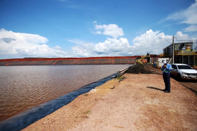 Por conta do não cumprimento do prazo de 48 horas dado pelo Governo do Estado para que a Hydro (foto) reduzisse os níveis das bacias de resíduos ao nível de pelo menos um metro, a Secretaria de Meio Ambiente e Sustentabilidade (Semas) notifica a empresa, na manhã desta terça-feira (27), com a determinação de que reduza a produção da refinaria em 50%. A Semas também triplicará a multa definida anteriormente, cumprindo a legislação ambiental em vigor, chegando a cerca de R$ 1 milhão por dia de descumprimento (300 mil Unidades de Padrão Fiscal). A empresa informou formalmente que reduziu os índices, mas não integralmente no total determinado de um metro. A determinação de redução emitida pela Semas reforça ainda que devem ser mantidos e ampliados os esforços para tratamento dos efluentes e de redução dos níveis das bacias. As equipes da Semas permanecem em campo 24 horas, trabalhando em conjunto com a Defesa Civil e outros órgãos, monitorando a situação.
FOTO: IGOR BRANDÃO / AG. PARÁ
DATA: 24.02.2018
BARCARENA - PARÁ <div class='credito_fotos'>Foto: IGOR BRANDÃO / AG. PARÁ | <a href='/midias/2018/originais/db8778e8-77c5-4c0c-81ce-283bca77e9ce.jpg' download><i class='fa-solid fa-download'></i> Download</a></div>