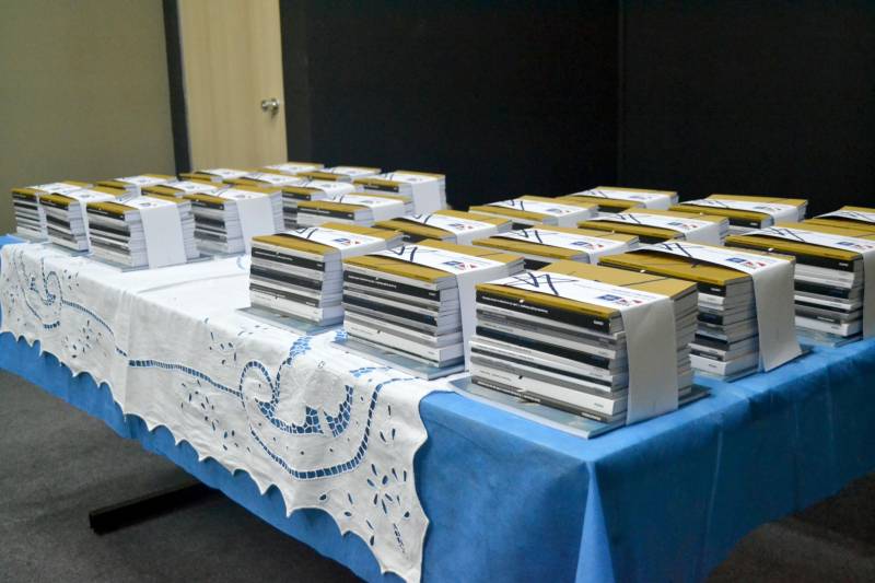 Com o lançamento de obras premiadas pelo Programa Seiva – Edital Prêmio Literário 2016 (foto), os autores Tiago Braga, José Antônio Neto e Maciste Costa abrirão na quarta-feira (06), às 18h30, a programação de autógrafos no estande da Fundação Cultural do Pará (FCP), dentro da XXII Feira Pan-Amazônica do Livro, realizada no Hangar até o próximo domingo (10). Tiago Braga irá autografar a obra Izadora e o Mar; José Antônio Neto, o livro Tudo Para Sempre Agora, e Maciste Costa, Alma de Pássaro. Tiago Braga, 24 anos, o mais jovem do trio, define Izadora e o Mar como a história de “uma menina que quer sair, conhecer o mundo, mas não consegue, pois mora com o medo. Como é citado no título, seu maior sonho é conhecer o mar”. O livro, o primeiro lançado por Tiago Braga, foi escrito em 2016. Segundo o autor, “é um conto pequeno, com leitura rápida, mas surpreendente”.

FOTO: ASCOM / FCP
DATA: 05.06.2018
BELÉM - PARÁ <div class='credito_fotos'>Foto: ASCOM FCP   |   <a href='/midias/2018/originais/db8b90d3-6c02-4088-9f74-0fca1aaf2066.jpg' download><i class='fa-solid fa-download'></i> Download</a></div>