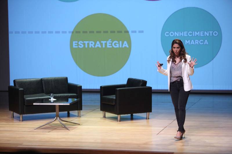 Todas as pessoas que deixaram o teatro onde acontece o Publicom Belém 2018 saíram animadas com o primeiro dia de evento, que encerrou às 20h desta segunda-feira (11). Ter a oportunidade de conhecer mais sobre temas atuais, conhecer de perto profissionais de sucesso da área de comunicação e trocar experiências com estudantes e outros profissionais da área foram os benefícios mais citados por quem participou do evento, que já acontece desde 2013. Na foto, a jornalista Layse Santos, da agência Eko, falou sobre o “marketing de oportunidade”.
FOTO: THIAGO GOMES / AG. PARÁ
DATA: 11.06.2018
BELÉM - PARÁ <div class='credito_fotos'>Foto: Thiago Gomes /Ag. Pará | <a href='/midias/2018/originais/db94a1c5-c019-413d-a393-734bd2b42b18.jpg' download><i class='fa-solid fa-download'></i> Download</a></div>