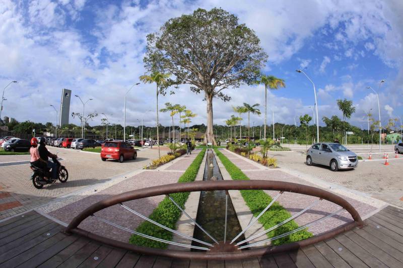 O Parque Estadual do Utinga (PEUt) o mais importante espaço de preservação e estudo da biodiversidade dentro da Região Metropolitana de Belém será reaberto à população a partir desta sexta,16, a partir das 16h30, com apresentações artísticas, com o Boi Veludinho, crianças do Pro Paz e a premiada Orquestra Sinfônica do Theatro da Paz. A apresentação será em um espaço ao ar livre e não será necessária a retirada de ingressos, por esse motivo, a recomendação é que o público chegue cedo, porque a entrada será fechada quando o espaço estiver lotado.
FOTO: MÁCIO FERREIRA / AG PARÁ
DATA: 16.03.2018
BELÉM - PARÁ <div class='credito_fotos'>Foto: MÁCIO FERREIRA/ AG. PARÁ | <a href='/midias/2018/originais/db9890e8-e928-4054-a9e9-e7ff35d73c91.jpg' download><i class='fa-solid fa-download'></i> Download</a></div>