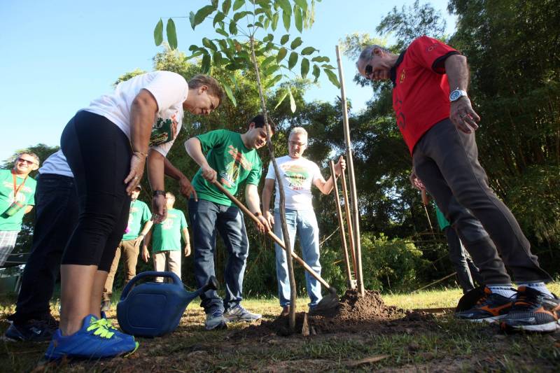 “Foi uma semana produtiva, de muito trabalho, de interação com a sociedade, e culminou com a caminhada sustentável (foto), que por sua vez foi extremamente bem-sucedida para mostrarmos que sustentabilidade também envolve saúde”. As palavras do titular da Secretaria de Estado de Meio Ambiente e Sustentabilidade (Semas), Thales Belo, encerraram uma programação vasta do Governo do Pará em alusão à Semana Mundial do Meio Ambiente. Na foto, Cláudia Moura (Seel), Thales Belo (Semas) e Jeannot Jansen plantam uma árvore.

FOTO: SIDNEY OLIVEIRA / AG. PARÁ
DATA: 09.06.2018
BELÉM - PARÁ <div class='credito_fotos'>Foto: Sidney Oliveira/Ag. Pará   |   <a href='/midias/2018/originais/db99d6d9-2a4b-41b1-a604-f9562c35c6f0.jpg' download><i class='fa-solid fa-download'></i> Download</a></div>